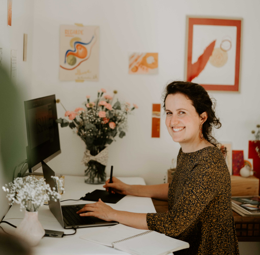 Graphiste à son bureau avec créations